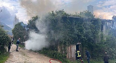 Kastamonu'da metruk binada çıkan yangını itfaiye söndürüldü