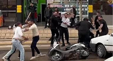 Kavga ihbarına gelen polisleri pankart ve pasta ile karşıladılar