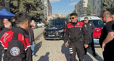 Kavga ihbarına giden polisler pasta ve çiçekle karşılandı