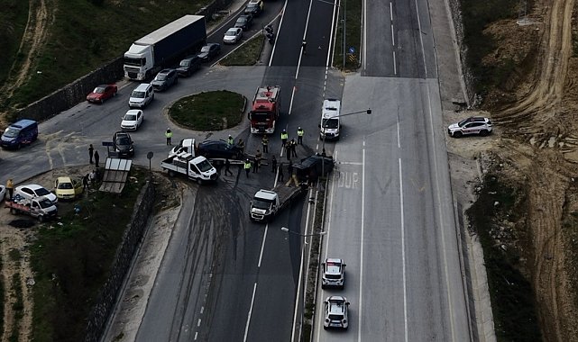 Kavşakta feci kaza: Araçlarda sıkışan sürücüleri itfaiye kurtardı