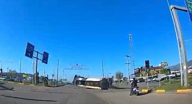 Kavşakta kontrolden çıkan tır devrildi: Faciadan dönülen kaza kamerada