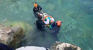 Kayalıklardan düşerek yaralanan şahıs için ekipler alarma geçti