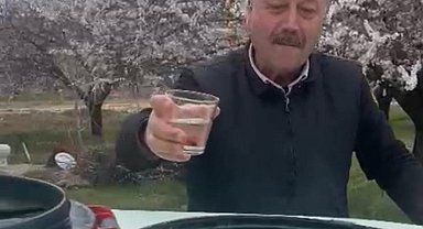 Kayısı bahçelerinde "zemzemli" ilaçlama