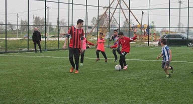Kaymakam Bayram ilkokul öğrencileri ile halı saha maçı yaptı