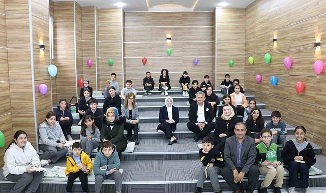 Kaymakam ve Başkan çocuklarla kitap okudu
