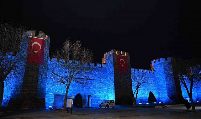 Kayseri Büyükşehir, tarihi surları mavi ışıkla aydınlatarak otizm farkındalığına dikkat çekti