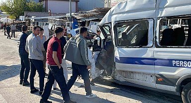 Kayseri'de işçi servisi ile kamyon çarpıştı: 8 yaralı