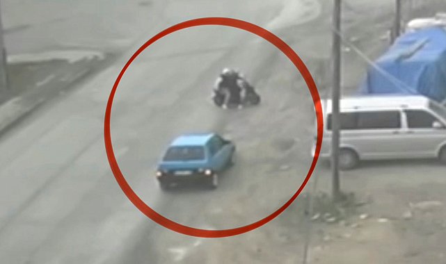 Kaza atlatan otomobil geri dönüp motosiklete çarptı: O anlar kamerada
