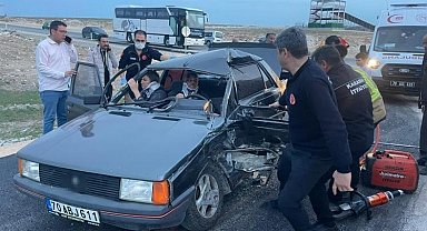 Kaza sonrası araçta sıkışan karı kocayı itfaiye kurtardı