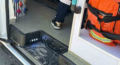 Kaza yapan kamyon sürücüsünün imdadına muhtar yetişti