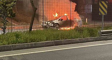 Kaza yapan otomobil alev topuna döndü: Yol trafiğe kapandı