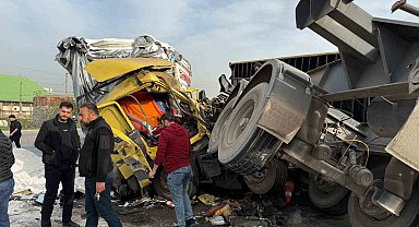 Kazada tırdan devrilen konteyner araçları hurdaya çevirdi