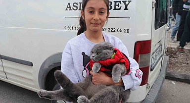 Kedisiyle stadyuma gelen minik taraftar bu sefer de Bursaspor'un yanında