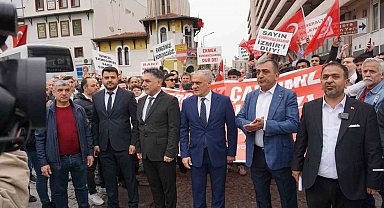 Kemeraltı esnafı, otopark sorununa çözüm için kepenk kapatıp yürüyüş düzenledi