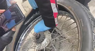 Kendi rızasıyla evindeki esrarı polise teslim etti, uyuşturucuyu motosiklet lastiğine gizlediği ortaya çıktı