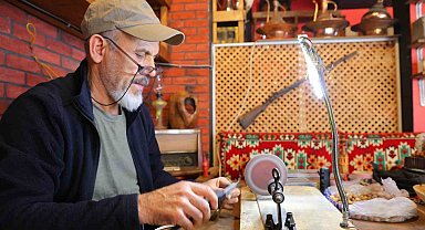 Kendi yaptığı torna ile el emeğini sanata dönüştürüyor