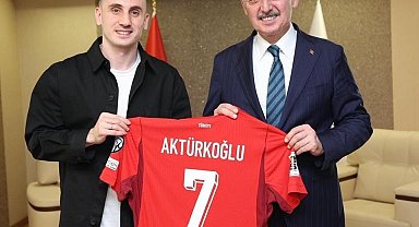 Kerem Aktürkoğlu'ndan Başkan Büyükakın'a ay-yıldızlı forma