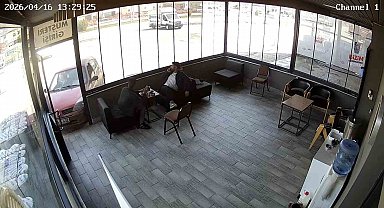 Kimse ne yaptığını anlamadı: Aracıyla etrafında dönen sürücü iş yerine çarptı