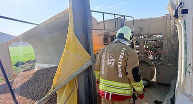 Kırıkhan'da devrilen hafriyat kamyonunun sürücüsü yaralandı