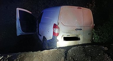 Kırıkhan'da şarampole devrilen hafif ticari aracın sürücüsü yaralandı