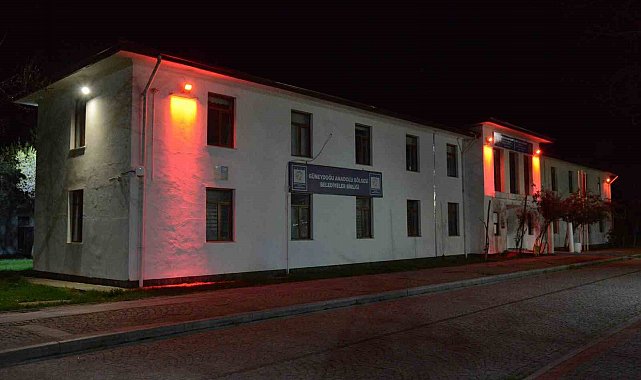 Kırmızı ışıklar eşit yaşam için yandı