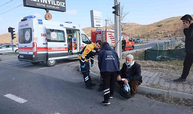 Kırmızı ışıkta bekleyen otomobile çarptı: 2 yaralı