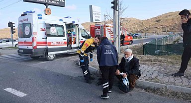 Kırmızı ışıkta bekleyen otomobile çarptı: 2 yaralı