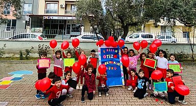 Kırmızıyla otizme dikkat çektiler