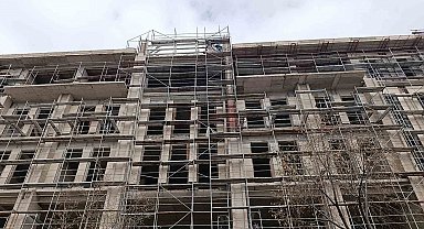 Kırşehir'de 3 işçi maaşlarını alamadıkları iddiasıyla inşaata çıktı