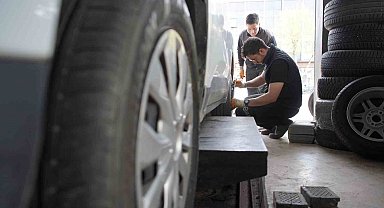 Kış lastiği zorunluluğu bitti, değişim mesaisi başladı: "Sıcaklar artmadan yaz lastiklerine geçiş yapılmalı"