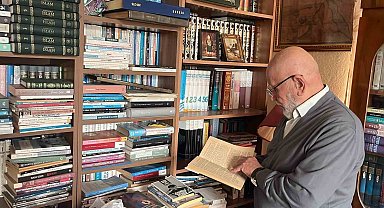 Kitap aşkı çocuklukta başladı, 11 bin kitaba ulaştı