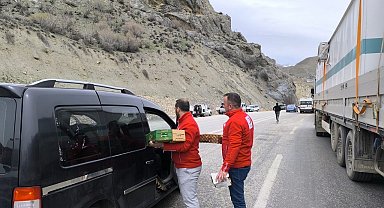 Kızılay'dan yolda kalanlara kumanya desteği