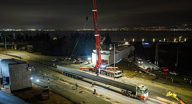 Kocaeli'de 700 tonluk vinçle 9 saatlik gece operasyonu