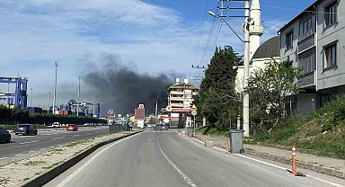 Kocaeli'de plastik ve promosyon fabrikası alevlere teslim oldu