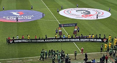 Kocaeli'de tribünler sustu, çocuklar için yas tutuldu