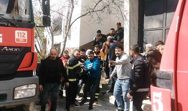 Komşusunu kurtarmak isterken yangının ortasında kaldı