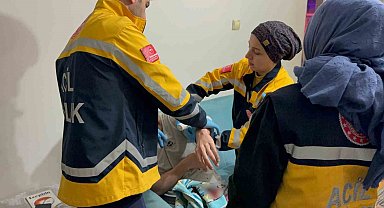 Komşusunun baltalı saldırısından babasını kurtardı, kendi yaralandı