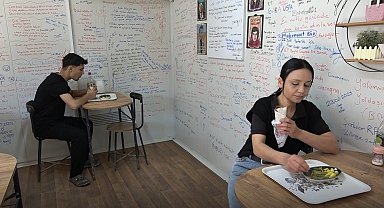 Konteynerdeki çiğ köftecinin duvarları 'duygu duvarı'na dönüştü