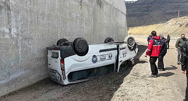 Kontrolde çıkan hafif ticari araç devrildi: 1 yaralı