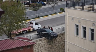 Kontrolden çıkan araç istinat duvarında asılı kaldı