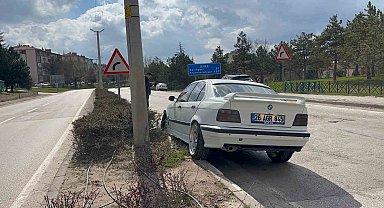 Kontrolden çıkan araç orta refüje çıktı, sürücü yaralandı