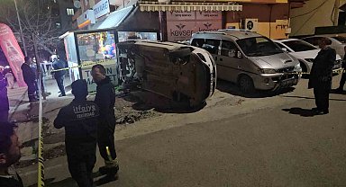 Kontrolden çıkan hafif ticari araç markete daldı: 2 yaralı