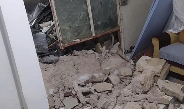 Kontrolden çıkan otomobil bahçe duvarını yıkarak eve çarptı: 1 yaralı