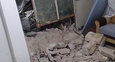 Kontrolden çıkan otomobil bahçe duvarını yıkarak eve çarptı: 1 yaralı