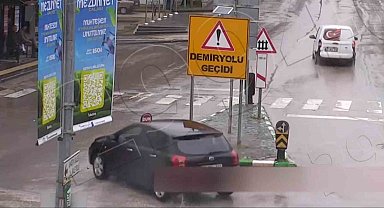 Kontrolden çıkan otomobil durakta bekleyenleri teğet geçti: O anlar kamerada