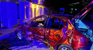 Kontrolden çıkan otomobil, evin duvarına çarparak durdu: 4'çocuk 9 yaralı