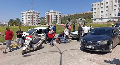 Kontrolden çıkan otomobil ışıklarda bekleyen araçlara çarptı: 3 yaralı
