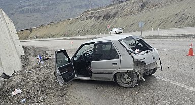 Kontrolden çıkan otomobil istinat duvarına çarptı: 1 yaralı