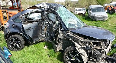 Kontrolden çıkan otomobil kaldırımda ağaca çarptı: 1 ölü, 1 yaralı