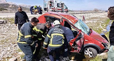 Kontrolden çıkan otomobil şarampole savruldu: 2 yaralı